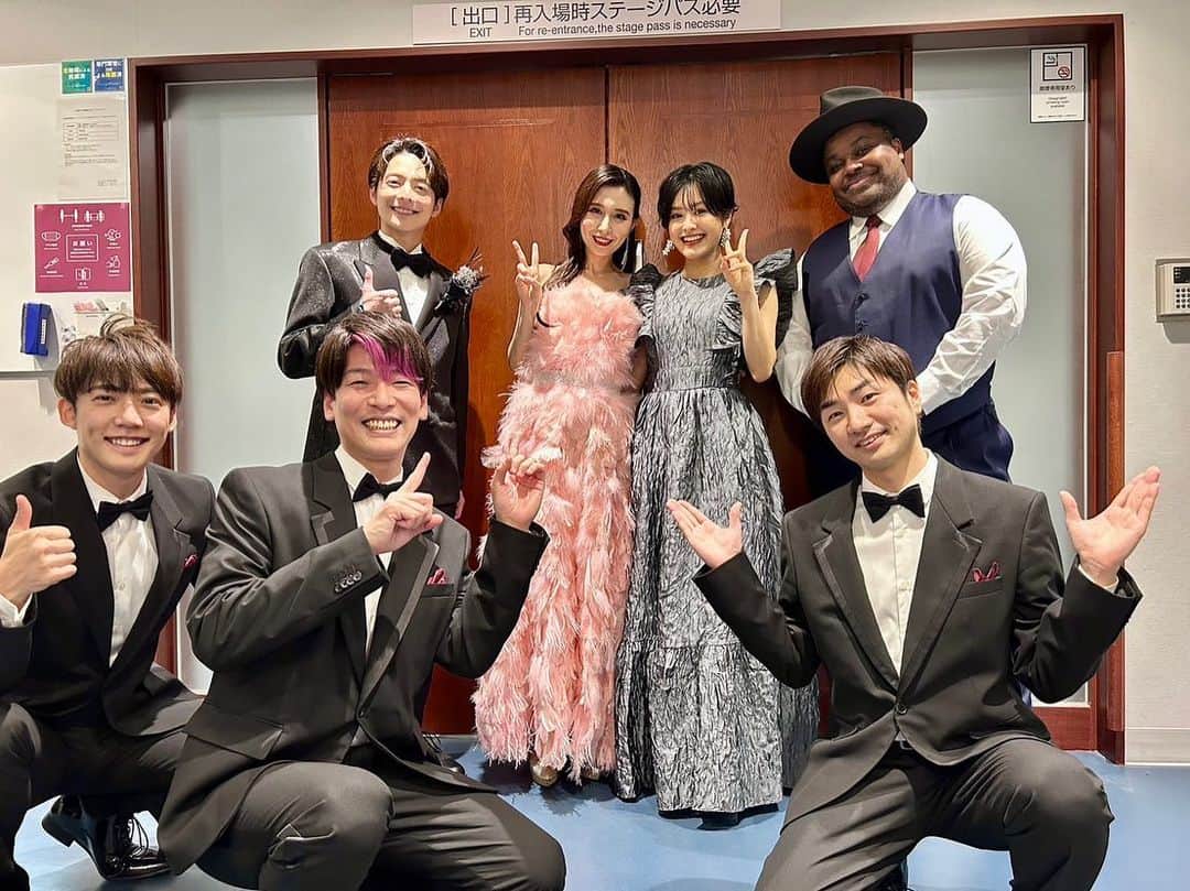 小池徹平のインスタグラム：「皆さん、明けましておめでとうございます🎍 2023年が始まり早5日が経ちました。 本日1月5日。苺の日🍓 小池さん37歳になりました。  名古屋でのコンサートから今年は走り出しましたよ✨ そして、サプライズ演出でとんでもない豪華なハッピーバースデーの演奏と歌😂 素敵過ぎて圧倒されてしまいました🥳 本当に幸せな誕生日。 皆さんもメッセージなど沢山ありがとうございます🙇‍♂️ 今年も何卒よろしくお願いします🤲  #苺の日 #誕生日 #birthday #ありがとう #おいらだけ照明で顔白っっ」