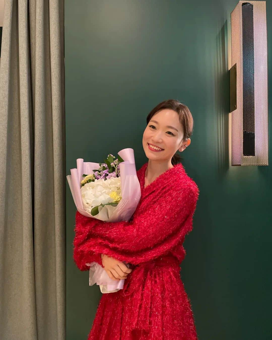 Kim Seul-gieのインスタグラム：「2011년 snl의 첫 시작과 함께했고 2023년이 되었습니다 여전히 뜨겁게 환영해 주셔서 진심으로 감사합니다⚘⚘ 우리 또 열심히 살아봐요  새해 복 많이 받으세요❤  #쿠팡플레이 #snl #2023」