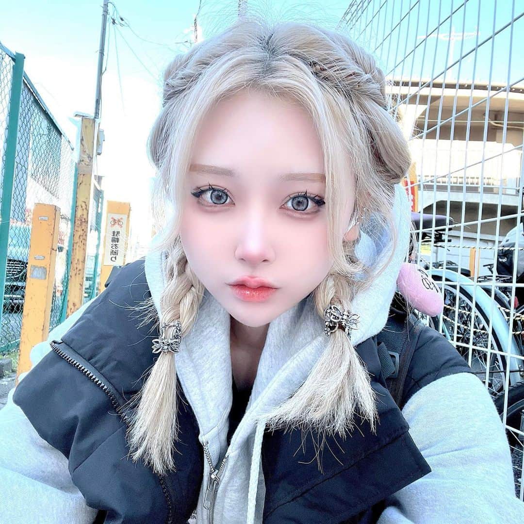 のインスタグラム：「ども！」