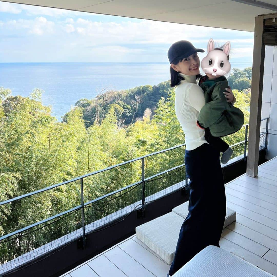 日笠麗奈のインスタグラム：「遅ればせながら… 新年あけましておめでとうございます🌅  年末はいつもの皆とお家でだらだらと、 年始はとっても素敵なお宿でだらだらさせてもらいました☺️幸☺️  2023年も変わらず、育児も仕事も遊びも楽しみます〜！ どうぞよろしくお願い致します🐰」