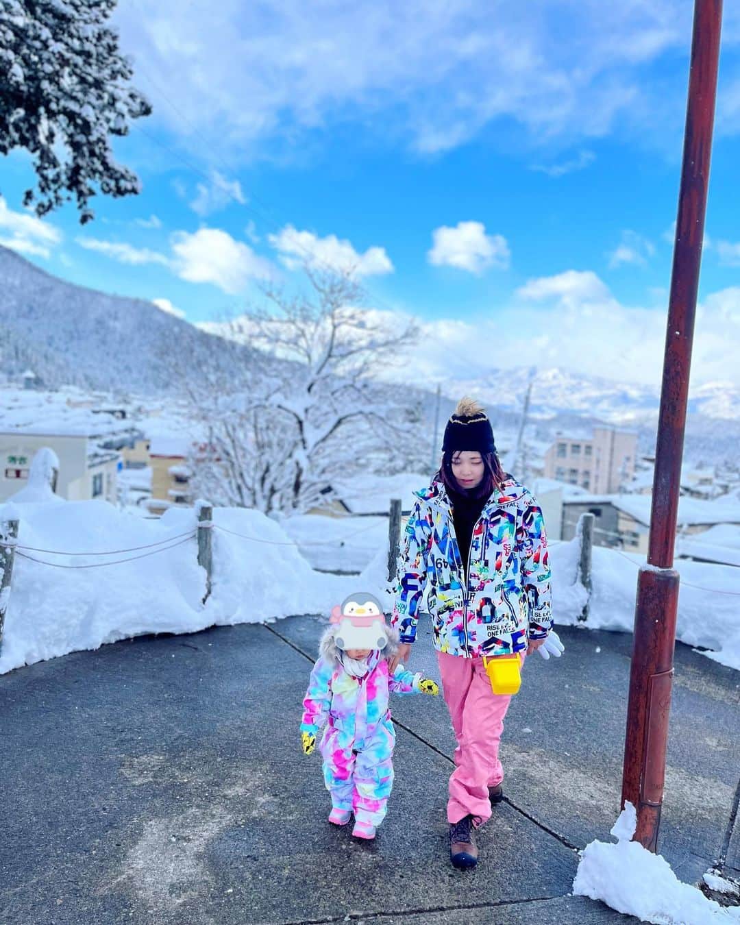 原田まりるのインスタグラム：「あけましておめでとうございます⛩ 息子とスキー場で雪遊び❄️  ソリとスノーモービルは怖かったみたいですが、スコップで雪をすくって遊びました。 皆様今年もよろしくお願いします」