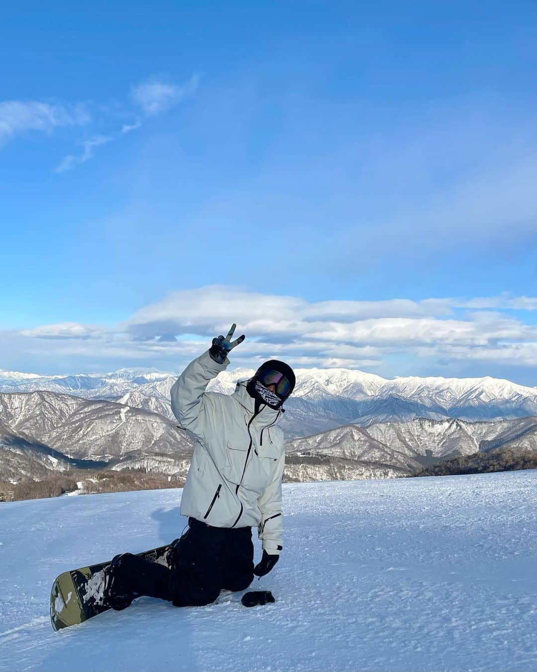 のインスタグラム：「全身むちうちなう😇それがスノボ2年生の現実です(最後の動画参照) ⁡ 今年もよろしくお願いします☃️♥️ P.S. 写真は年末のです」