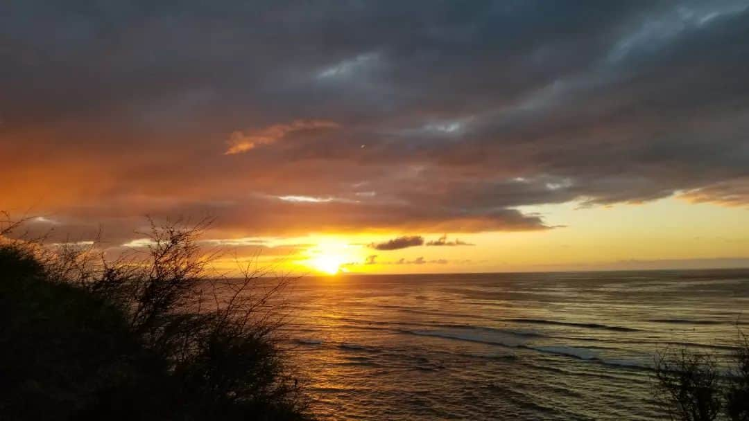 瀬川慶のインスタグラム：「Happy New Year 2023! So blessed to see the beautiful Sunrise from Diamond Head. 明けましておめでとうございます！久しぶりのサンライズ、しかも初日の出！無事に新年迎えられた事に感謝！今年も良い年になると信じて、いや、いい年になった！と過去形で断言。　今年もよろしくお願いします！  #hawaii #aloha #happynewyear2023 #diamondhead #sunrise #ハワイ　#明けましておめでとう#ダイヤモンドヘッド　#初日の出　#ハワイのサンライズ　#2023　#感謝しかない　#ハワイ好きな人と繋がりたい　#ハワイ在住」