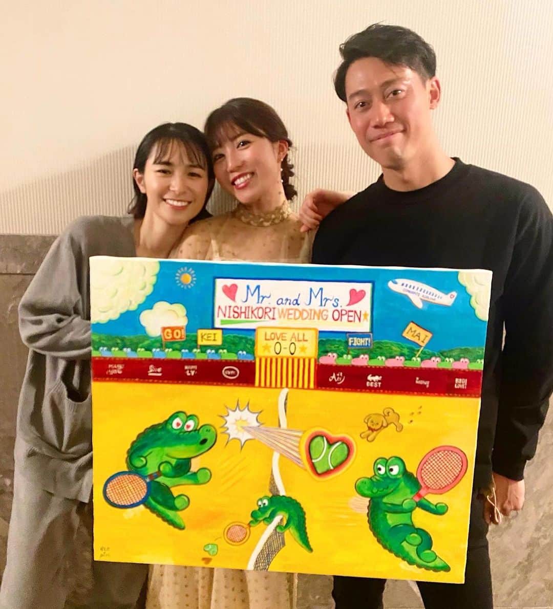 小池花瑠奈のインスタグラム：「・ 錦織圭さん、舞さんご夫妻の結婚式のために 昨年末の12/24に油絵を描かせていただきました💐  家族同然に大切なお友達 幸せで心がはち切れそうな一日でした。  昔から、私が絵を描いたり展覧会をする度に 「なつの絵は可愛くて好きなんだよね」と 言ってくれていたお二人から 式場に飾る絵を描いて欲しい、と 嬉しいご依頼をしていただきました。  🖼 ずーっと、「ラブオール(０－０)」のまま ラリーの続く夫婦だろうなぁと2人を見ていて思うので 絵の中では、2人で愛のラリーをしていただきました😎🎾❤️‍🔥  スポンサー名を繋げると2人の幸せを 願うメッセージになっています。 (💌 May you live happily ever after. Best wishes. BIGLOVE!) 空を飛んでいる飛行機にもお祝いのメッセージを。  そして、披露宴をイメージして、 圭くんにご招待されたお客様をブルーわに🐊 舞にご招待されたお客様をピンクわに🐊 に描きました。 みんな、2人の幸せを心から応援しています。 🖼  構図を考えている時も、描いている間も、幸せで楽しかった！  大好きな2人の大切な式で絵を飾らせていただき まさかの友人スピーチもさせていただきました。 (📷6枚目・知らなくて、油断していて ステーキ頬張った直後名前を呼ばれ焦っている写真。笑) 嬉しかったなぁ。  祝福の言葉は沢山湧き出てくるのですが、 ここで書くよりもまた直接会える時に。  圭くん、舞、改めて本当におめでとう。 そして素敵な思い出を有難う。  末永く、お幸せに💐✨」