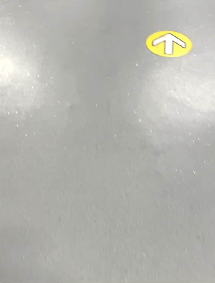 上原歩子のインスタグラム：「キラキラ光ってるラメ入りの渋谷駅の床✨✨」