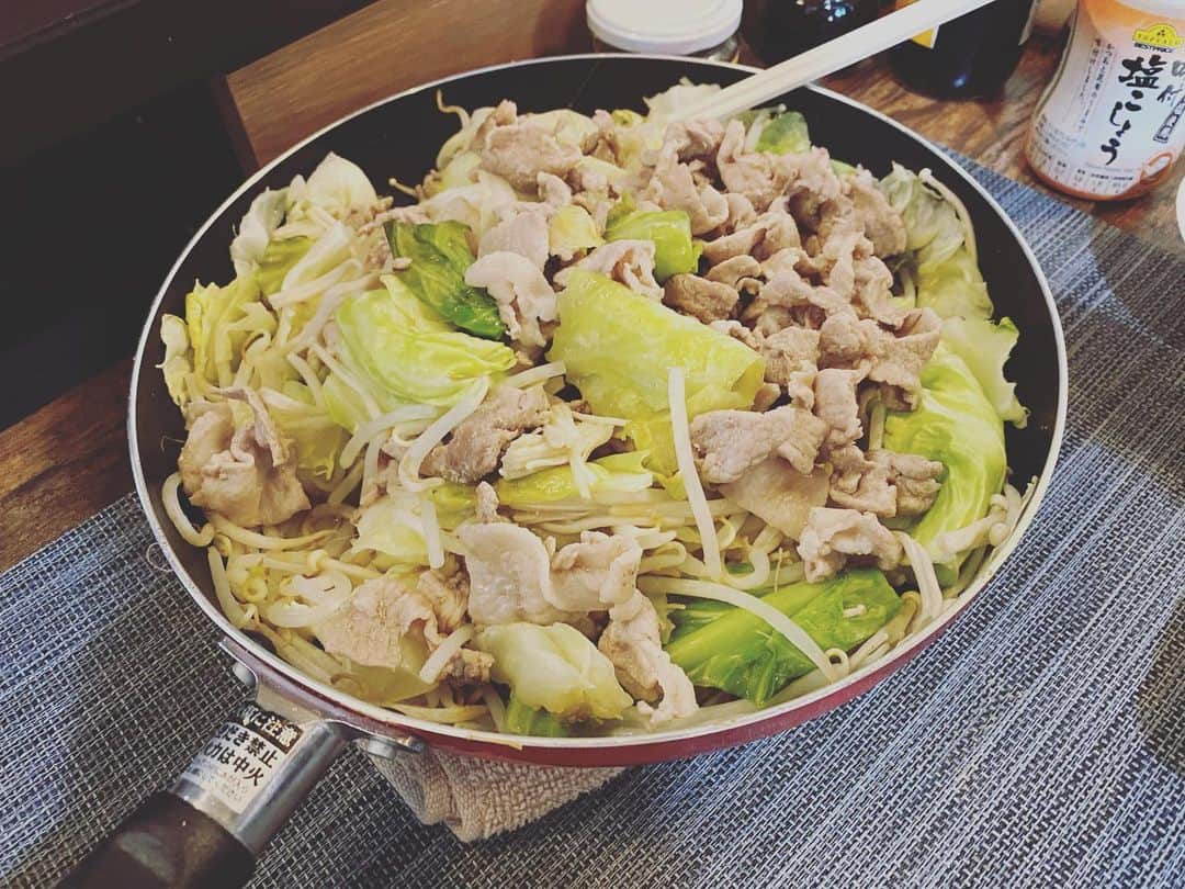 Chinozoのインスタグラム：「野菜炒め初めて作った(作りすぎた)」