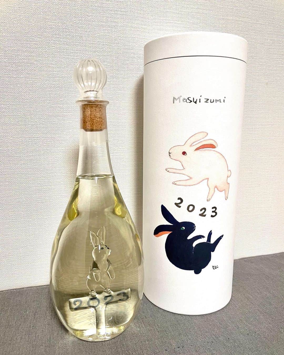 藤澤恵麻さんのインスタグラム写真 - (藤澤恵麻Instagram)「2023年が始まりましたね。 皆さんはどんなお正月を過ごされましたか？  私は今年もお雑煮に始まり、美味しいお酒とお節料理をいただきながら、家族で新年をお祝いしました。  「満寿泉 干支ボトル2023」ボトルの中には可愛いうさぎのガラス細工が。富山の純米大吟醸は、新年に相応しい華やかな香りで大変美味しかったです。  こうして穏やかにお正月を迎えられることに感謝しながら、この一年の英気を養いたいと思います。 皆さんもどうぞ健やかで楽しい一年を。  #恵麻 #ema #お正月 #お節料理 #満寿泉干支ボトル #満寿泉 #干支ボトル #卯年 #2023年 #令和5年」1月5日 22時15分 - ema_fujisawa_official
