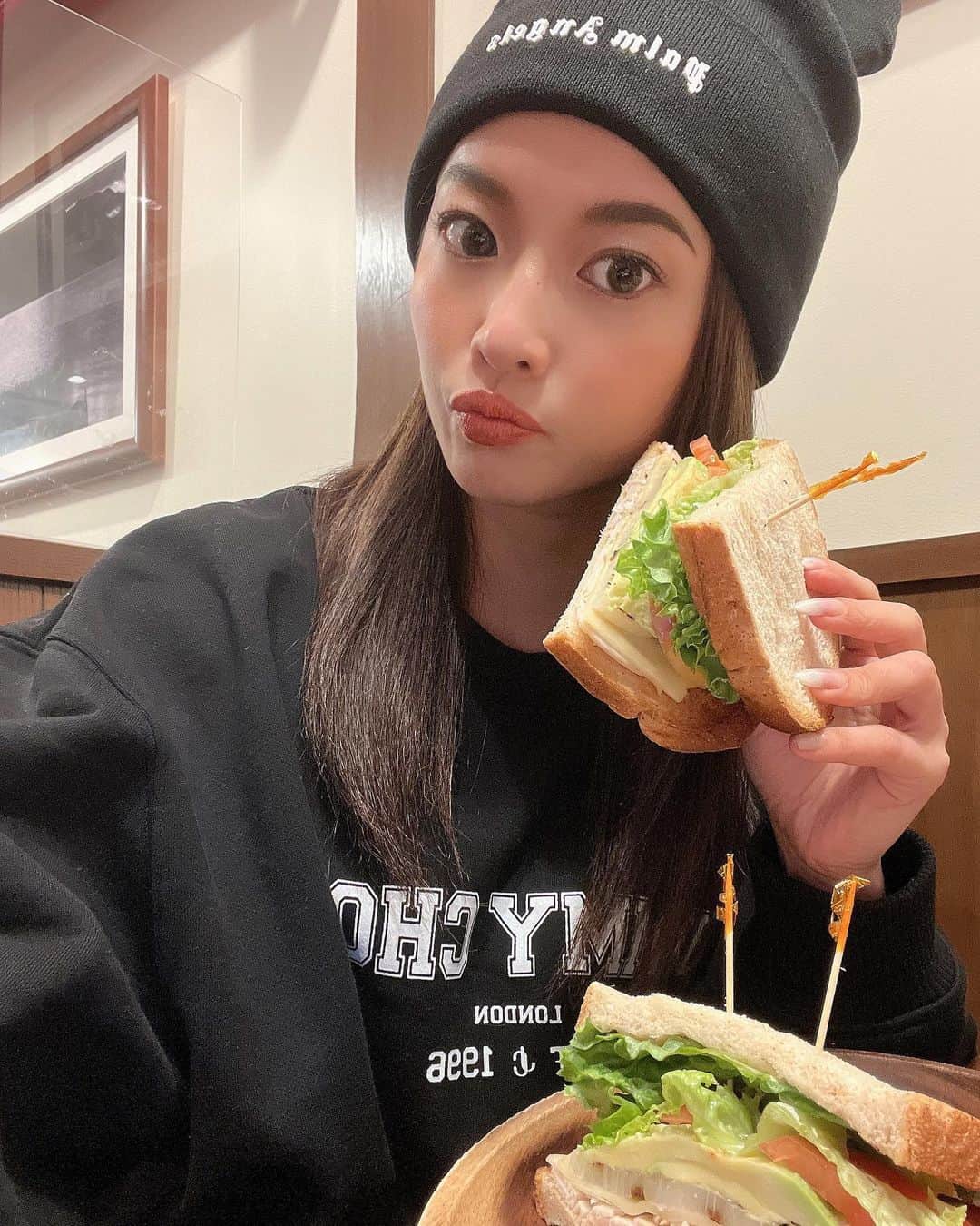 宇都宮茜のインスタグラム：「サンドイッチなんて何億年ぶりに食べたやろう…  中身だけ食べてたんやけど全粒粉やし今日だけ…まぁ、いっか…てなんだかんだ食べてもたわ😮‍💨  まぁいっかこれはヘルシー低カロリーて言いきかせたら太らん説✌🏻✌🏻 (中身もターキー🦃やからカロリー2🙆🏼‍♀️)  . そんなお正月のアウトレットにての過ごし方🎍  .  .  I ate a sandwich even though I'm on a diet... 🥹　Gluten intake...🥶  即使我在节食，我也吃了一个三明治......麸质摄入量......🥹那很好✌️✌️  다이어트 중이지만 샌드위치를 먹어 버렸다… 글루텐 섭취…😂  .  .  .  .  .  .  .  .  .  .  .  .  .  .  .  .  .  .  .  .  .  #三田アウトレット#アウトレット#ハンバーガー#クアアイナ#ニット帽#ニット帽コーデ#海#ビキニ#インスタグラビア#水着ギャル#水着女子#コンパニオン#イベントコンパニオン#キャンギャル#全身コーデ#モンクレール#ニット帽女子#パームエンジェルス#ジミーチュウ#ビキニ女子#オートサロン#カスタムカー#展示会#水着#海好き女子#japanesegirl#泳装#수영복#Swimsuitgirls#hatsumode」