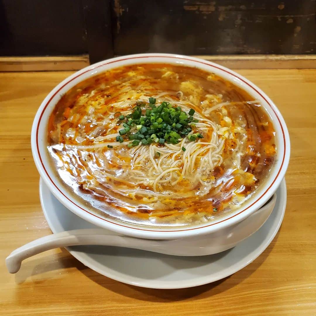 のインスタグラム：「ライブ前の腹ごしらえ🍜  酸辣湯麺好きだな～😋  酸味、辛味もバランスよく 極細麺とよく絡み、美味しかったです😊  今度は中華そばを食べてみよう😌  店内のテレビが4chなのもGOOD👍️ 嬉しい😆  #福岡市 #博多区グルメ  #麺酒場朱拉 #酸辣湯麺」