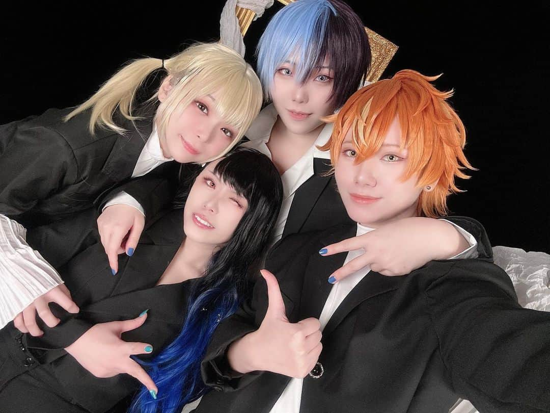 小桃のインスタグラム：「[プロセカ～Vivid BAD SQUAD］  讚美我家VBS‼️😭💖 終於集結！！不用手機屏幕合照了ww 這次回港約得超急的🥹然後因爲郵件問題我的東西大部分都趕不及到💔💔💔一度壓力maxxx 幸得我家成員們幫忙及安排😭😭😭嗚嗚嗚超愛他們！！！！💕 他們是這麼的完美🥹💖 晚上正裝那場冷死了我們😂 本來想去的場景卻不見了！當了真正在球場上的街童(?)🤣💥 好想好好有美景拍一次啊！🥲🫶🏻  #プロセカ #プロジェクトセカイ #vividbadsquad #VBS #ビビッドバッドスクワッド #ビビバス #プロセカコスプレ #prsk_cos #prsk #cosplay #小豆沢こはね #azusawakohane」