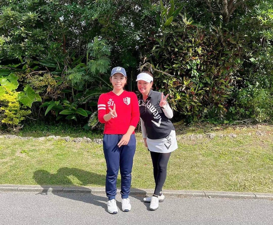 岡安弥生のインスタグラム：「与那覇プロのスイングに惚れ惚れ😍…学びの初打ち⛳️ 今年こそ、ゴルフ上達したい👍✨#与那覇未来#女子プロゴルファー #初打ち#ゴルフ#大好き#うまくなりたい#今年こそ#頑張るぞ#練習しなきゃ #golf」