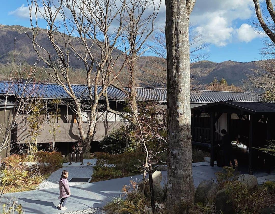 Shokoさんのインスタグラム写真 - (ShokoInstagram)「＊Lifestyle＊ We did a short Onsen trip to Hakone before we head back to S’pore. When I didn’t have kids I only used to go to Auberge Onsen resorts (one of the BEST I’ve been to is featured in one of my posts way back) but since having BabyS I tried to find good quality luxe resorts that’s also kids friendly.  I’ve been to Atami quite a few times including last April visit, as the transportation is so easy from Tokyo. But this time I decided to go out to Hakone so that my daughter can experience something different.  And I’m glad I did because she said she had a blast and she loves Onsen (yay mission accomplished) The ropeway ride to the volcanic valley and the boat ride probably did the job as well.  I’ve posted a bunch of story about my trip to Hakone. It’s way too many but tried to include as much info as possible. Please ignore if your not interested 😅」1月5日 22時42分 - simplytokyo