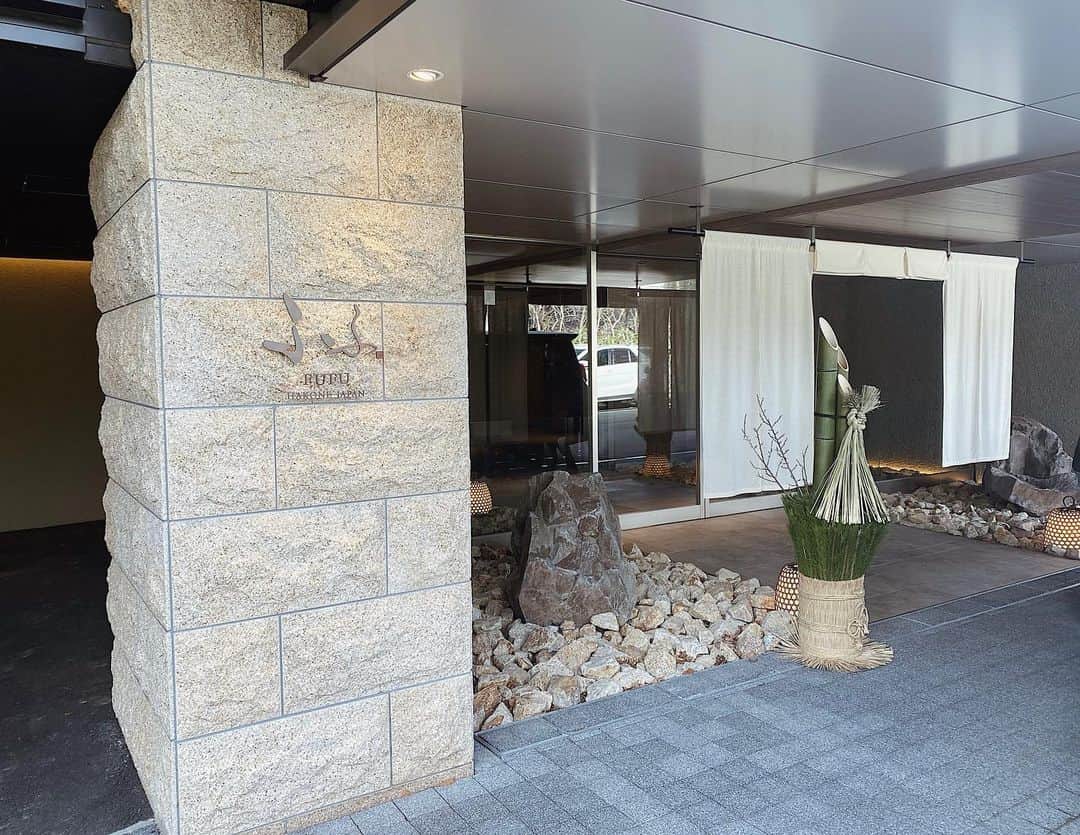 Shokoのインスタグラム：「＊Lifestyle＊ We did a short Onsen trip to Hakone before we head back to S’pore. When I didn’t have kids I only used to go to Auberge Onsen resorts (one of the BEST I’ve been to is featured in one of my posts way back) but since having BabyS I tried to find good quality luxe resorts that’s also kids friendly.  I’ve been to Atami quite a few times including last April visit, as the transportation is so easy from Tokyo. But this time I decided to go out to Hakone so that my daughter can experience something different.  And I’m glad I did because she said she had a blast and she loves Onsen (yay mission accomplished) The ropeway ride to the volcanic valley and the boat ride probably did the job as well.  I’ve posted a bunch of story about my trip to Hakone. It’s way too many but tried to include as much info as possible. Please ignore if your not interested 😅」
