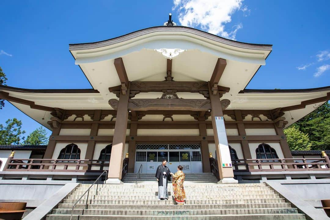 富山結婚式 ヴィラグランディス富山のインスタグラム：「， 和装×神社 ， 和装で前撮り人気です✨  ， ， ， ， ， ， ， ， ， ， *･゜ﾟ･*:.｡..｡.:*･'･*:.｡. .｡.:*･゜ﾟ･* *･゜ﾟ･*:.｡..｡.:*･'･*:.｡. .｡.:*･゜ﾟ･* ご結婚式をお考えの方はぜひブライダルフェアへのご参加もお待ちしております♬ *･゜ﾟ･*:.｡..｡.:*･'･*:.｡. .｡.:*･゜ﾟ･* *･゜ﾟ･*:.｡..｡.:*･'･*:.｡. .｡.:*･゜ﾟ･* ， ， ， ， ， ， ， ， ， ， ， ， ， ， ， ， #ヴィラグランディス富山 他の写真も気になる方はプロフィールから 公式HPもご覧ください▶︎▶︎▶︎」