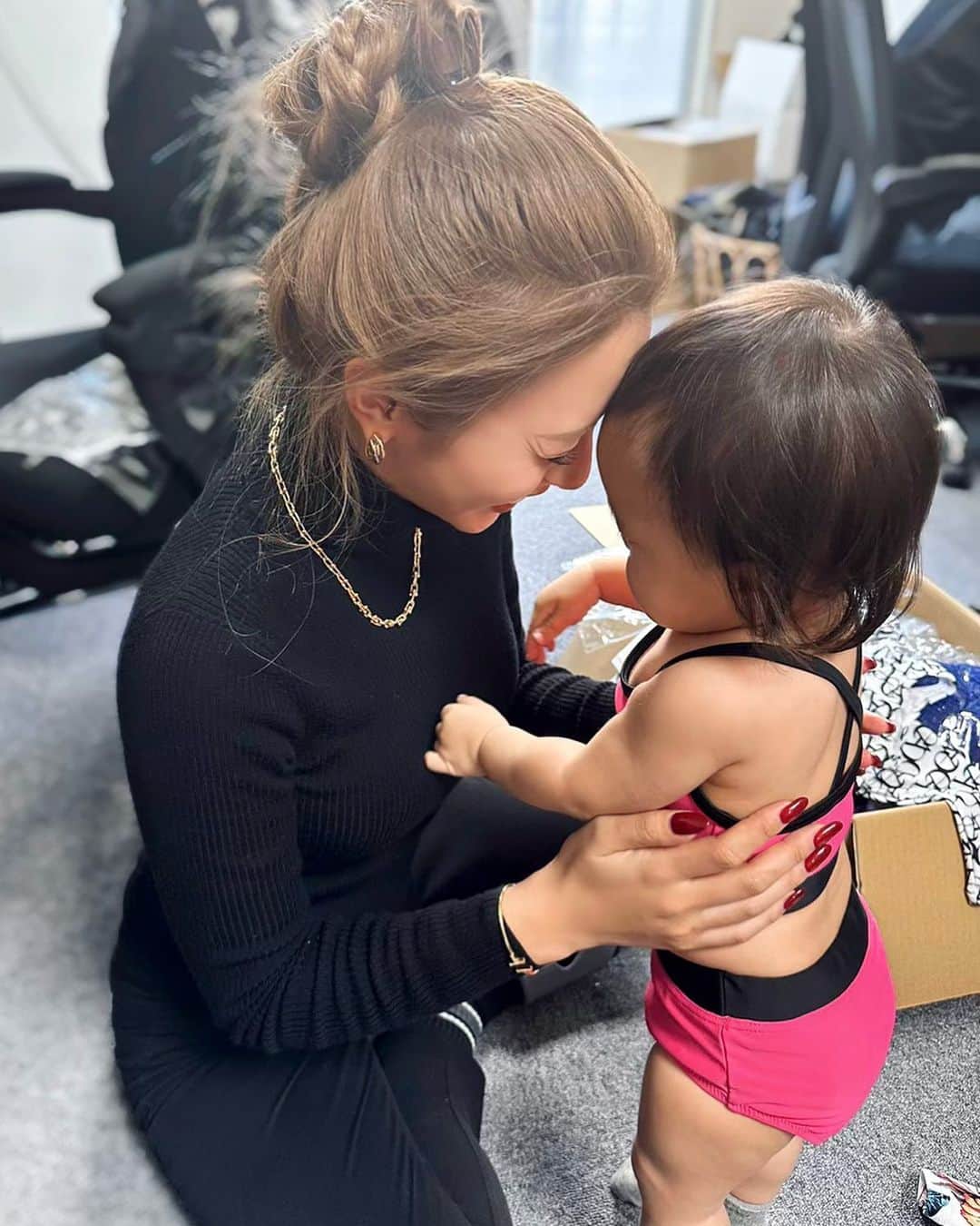のインスタグラム：「今年のALENCYビキニの最終チェック中👶🏼💕 (ここからさらにALENCYロゴ入ります💕) このビキニ見覚えあるよね？？🤭  The仕事モードでヘアとかボロボロだけど オフなのもたまにはいいかなってフィードにも🐥笑  2023年のSwim wearもお楽しみに❤️ 3〜4月頃に発売予定です🥰  #ALENCY #bikini #babybikini #赤ちゃん水着　#ベビー水着」