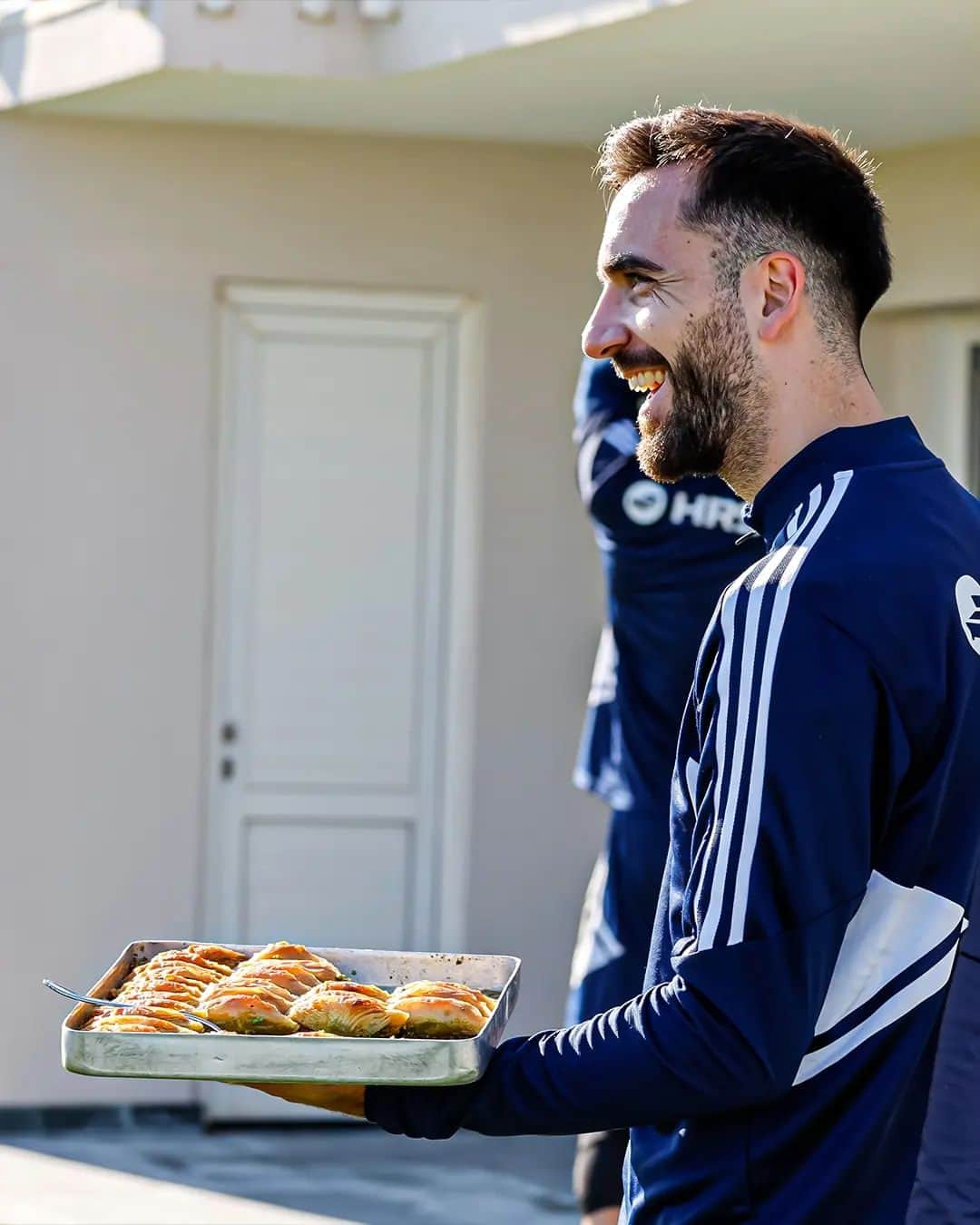 ケナン・カラマンのインスタグラム：「Baklavayı yiyince coştular 😄  Baklava always gives good vibes 😄」