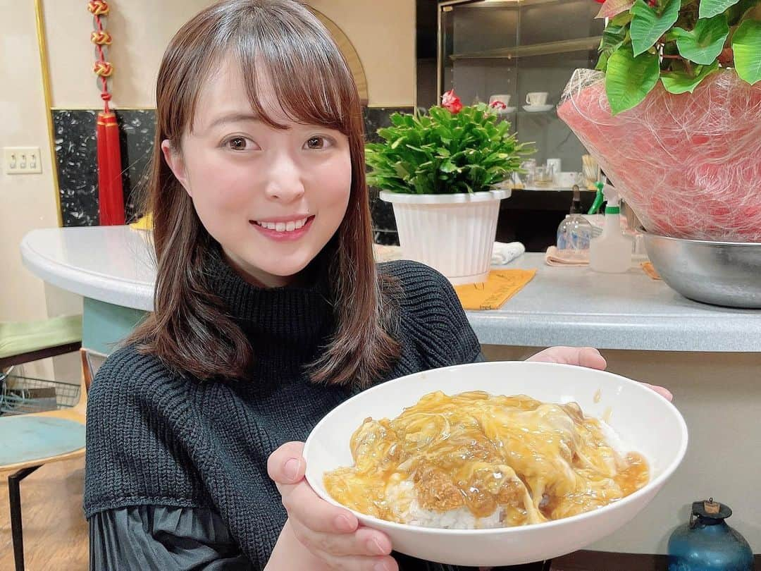 青木栄美子のインスタグラム：「. 最近お気に入りの、まちの中国料理屋さん🤤✨  仕事終わりに行ってきました🏃‍♂️💨 今日はこれ食べるって決めて 昼ご飯抜いて仕事頑張った💨💨笑  欲を極限まで高めて夜ご飯に挑むスタイル👍  中華風カツ丼がめちゃくちゃ好み🥺 まずデカいのがいい🤤  そして、甘めのトロトロの餡がかかっていて、 ご飯が進む進む😍 カツもボリュームたっぷり😍  大盛りやけどお腹空いてたから 一瞬でなくなったわ😚笑  もちろん水餃子も追加で‼️🥟  美味しいものは人を幸せにしますね〜☺️ 今日も感謝です🙇‍♂️  さぁ明日も頑張りましょ🏃‍♂️💨  #カツスタグラム  #カツ丼インスタグラマー  #富山 #富山グルメ #富山観光  #富山県 #富山ごはん  #高岡 #高岡市 #高岡市グルメ  #高岡グルメ #高岡ディナー  #高岡大仏 #高岡ラーメン  #カツ丼 #カツ丼は人を幸せにする  #カツ丼大好き #カツ丼スタグラム  #女子アナ #toyama #大盛り  #大盛りグルメ #町中華 #町中華探検隊」