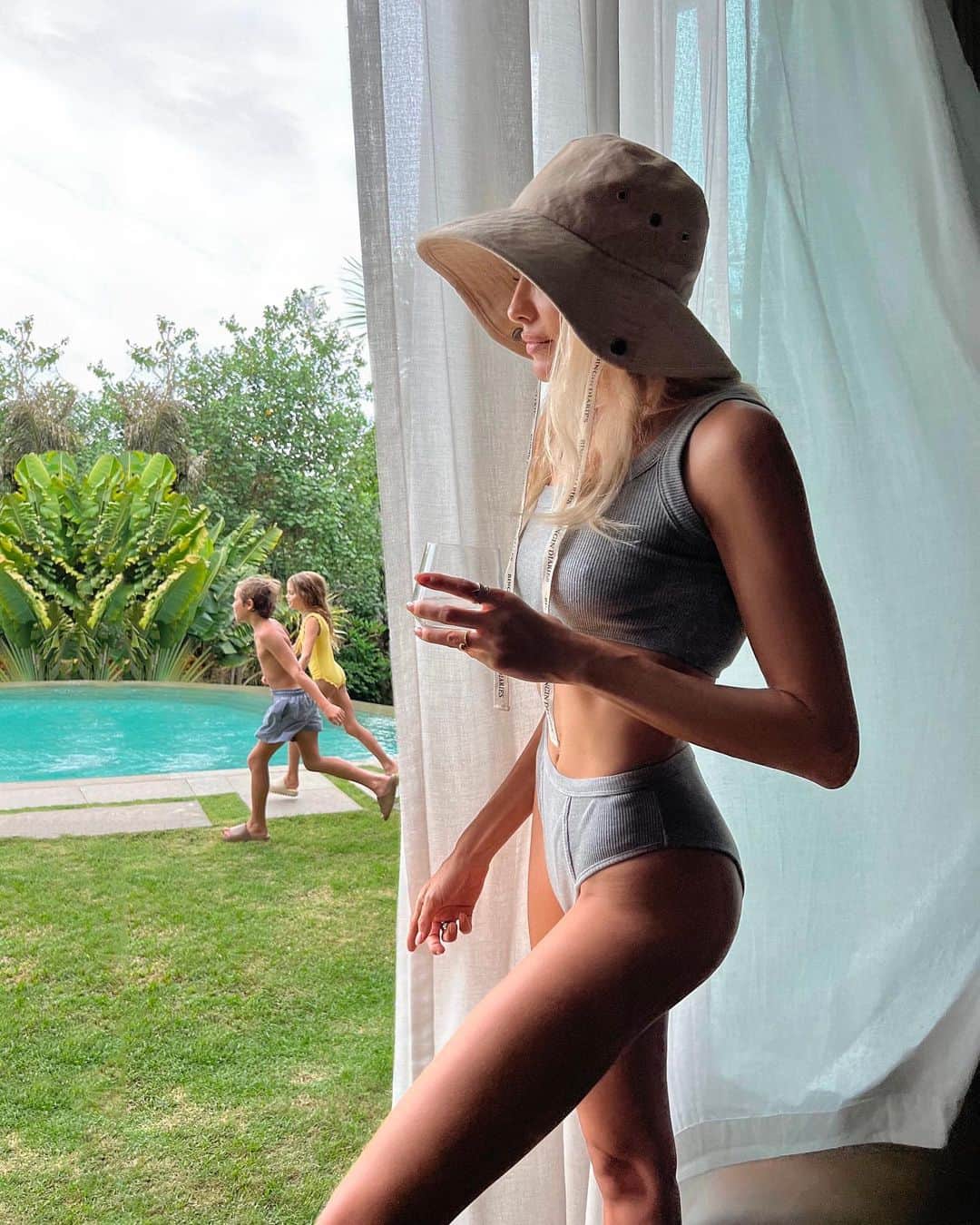 エレナ・ペルミノヴァのインスタグラム：「Peek a boo, I see you 🥰  @bulgariresortbali  Бегают, взявшись за ручки 🥰」