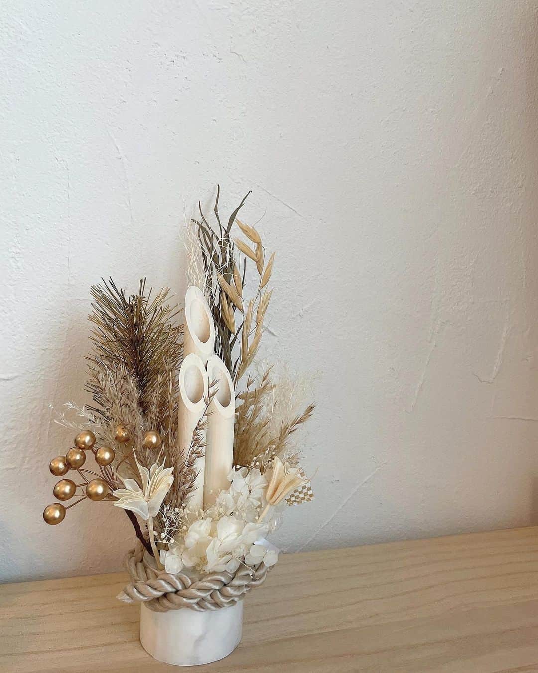 のインスタグラム：「🎍  松飾りを #DIY しました🫶🏻  #DAISO で購入した松飾りを お部屋のテイストに合わせてホワイト系にリメイク🐻‍❄️🤍  松の内という日が過ぎたら片付けないとらしいのですが 調べたところによると✍🏻 関東地方は明後日の7日らしいです！ 自分的には上手に作れたのですが、もうそろそろ見納めという…😹  次は何を飾ろうか🤔？ バレンタイン系ですかね🍫  #お正月飾り #リメイク #北欧インテリア」