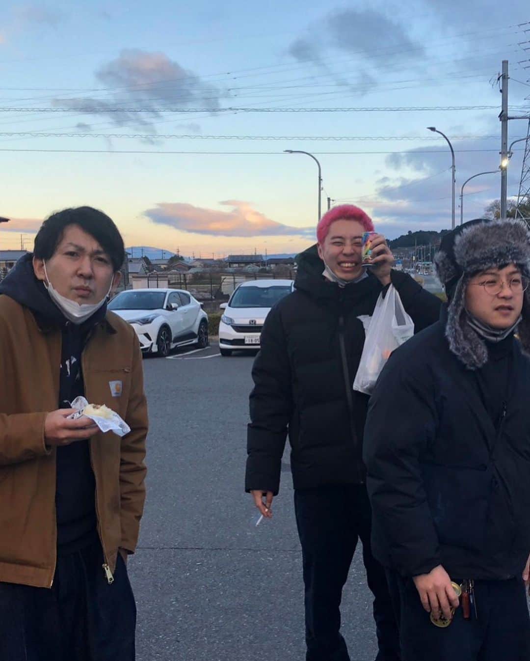 のインスタグラム：「去年に引き続き神社 雪なかったわ  #バッテリィズ寺家さん #ドーナツ・ピーナツピーナツさん #ファンファーレと熱狂こうちゃん」