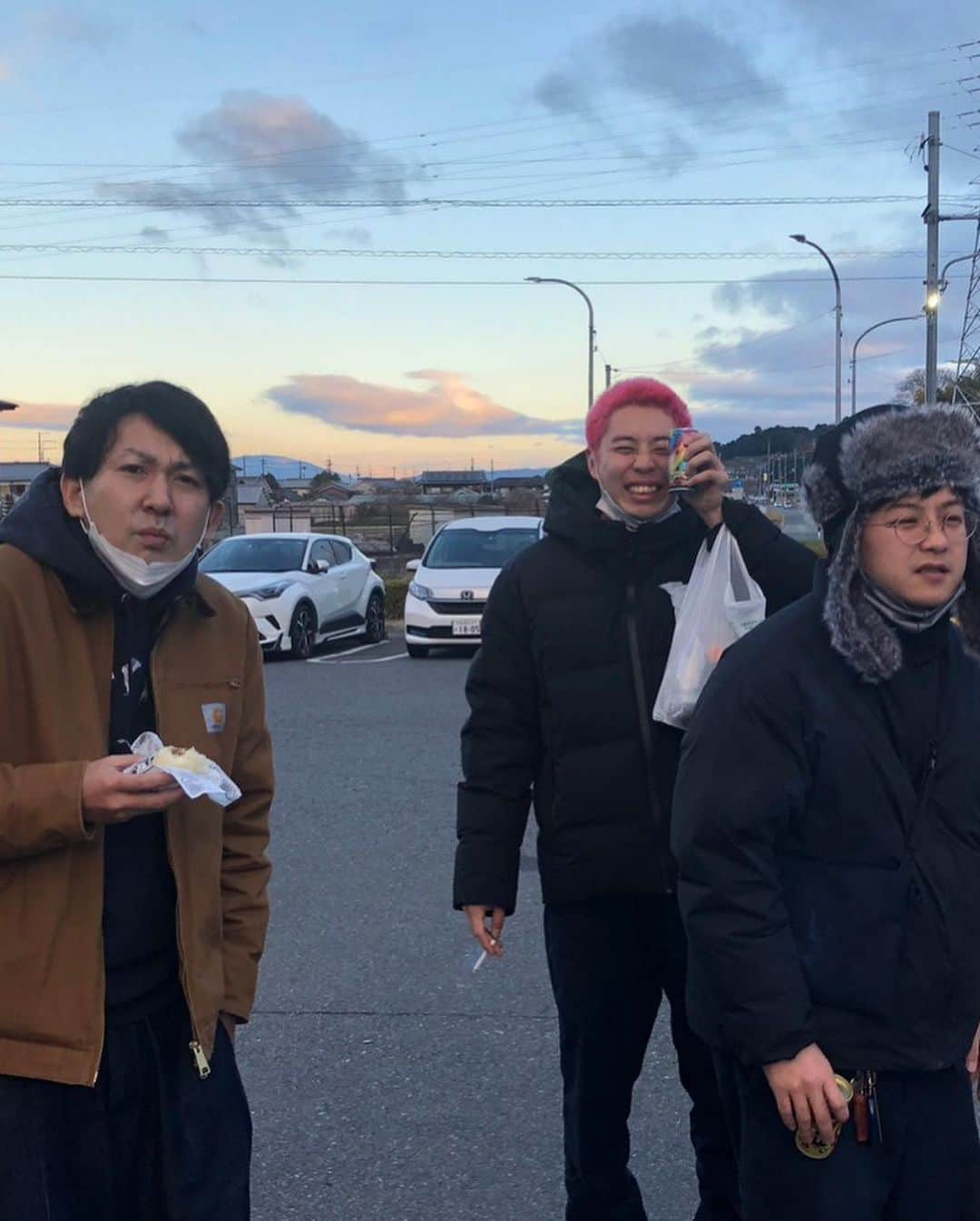 銘苅のインスタグラム：「去年に引き続き神社 雪なかったわ  #バッテリィズ寺家さん #ドーナツ・ピーナツピーナツさん #ファンファーレと熱狂こうちゃん」