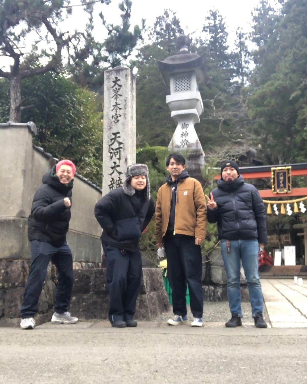 銘苅さんのインスタグラム写真 - (銘苅Instagram)「去年に引き続き神社 雪なかったわ  #バッテリィズ寺家さん #ドーナツ・ピーナツピーナツさん #ファンファーレと熱狂こうちゃん」1月6日 1時00分 - mekaru098