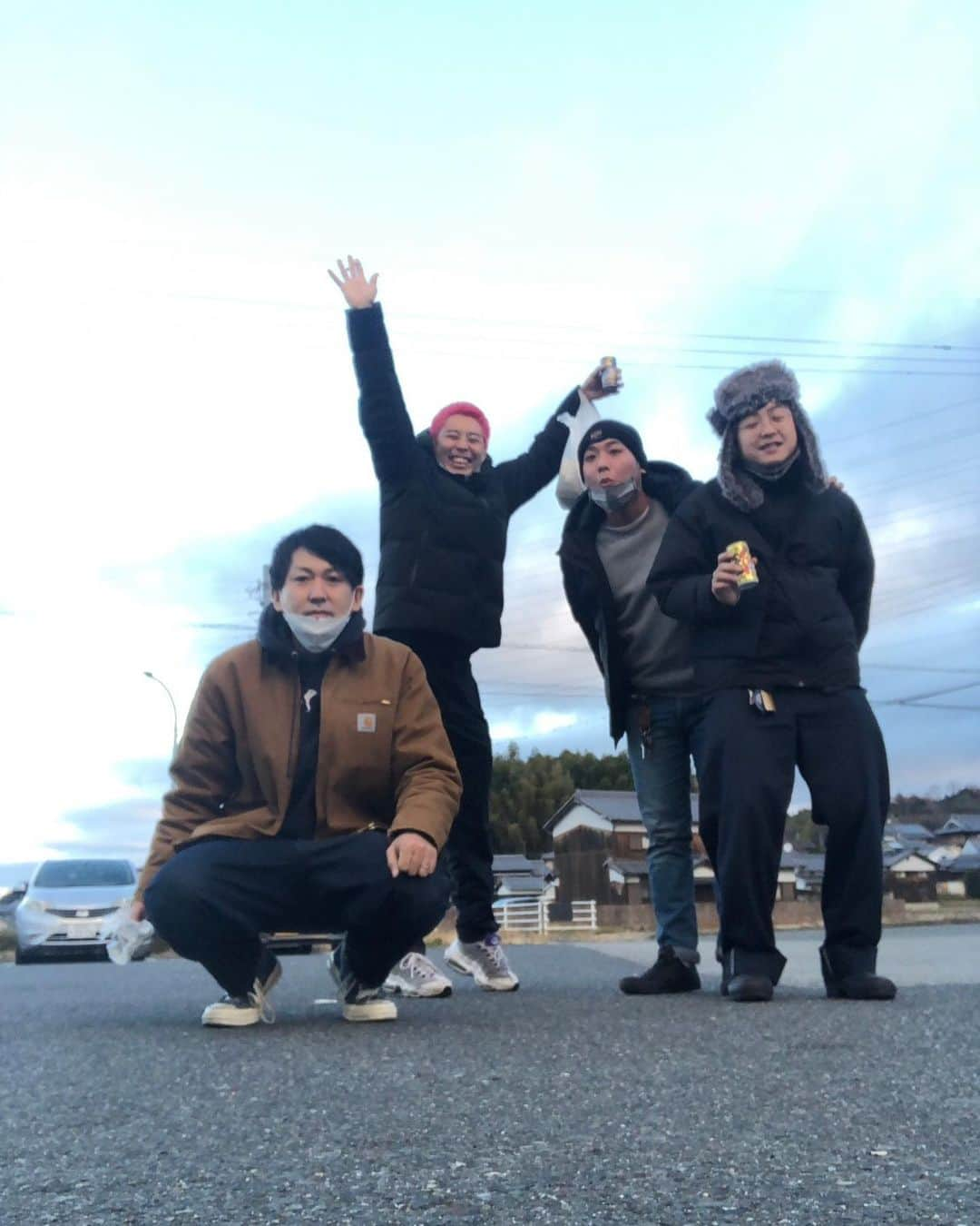 銘苅さんのインスタグラム写真 - (銘苅Instagram)「去年に引き続き神社 雪なかったわ  #バッテリィズ寺家さん #ドーナツ・ピーナツピーナツさん #ファンファーレと熱狂こうちゃん」1月6日 1時00分 - mekaru098