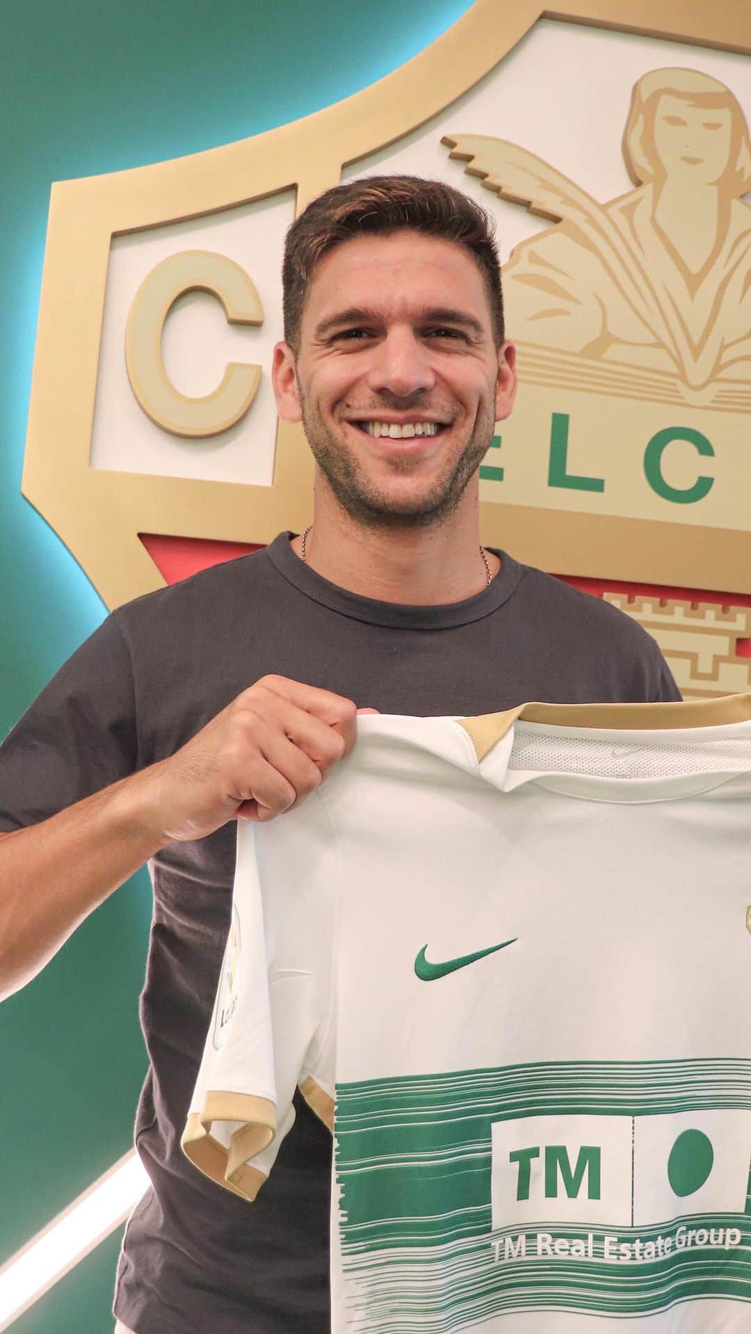 リサンドロ・マガジャンのインスタグラム：「🤍💚 𝗟𝗜𝗦𝗔𝗡𝗗𝗥𝗢 𝗠𝗔𝗚𝗔𝗟𝗟𝗔́𝗡 💚🤍  🆕 El defensor argentino se convierte en nuevo jugador del #ElcheCF   #BienvenidoMagallán」