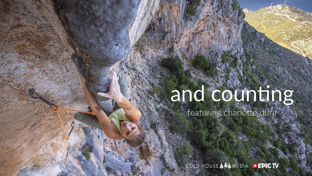 シャーロット・デュリフのインスタグラム：「🍿🎬 I’m pretty psyched to share with you my latest film!  It’s about me climbing my 700th route 8a or harder 🤯 last summer in Kyparissi 🇬🇷 I’ll let you all discover it on @epictvclimbing or at the link in my bio, and I’ll share more about it here soon !   Photo by @joshlrsn Film by @coldhousemedia   @mountainhardwear @petzl_official @eb_climbing @volxholds @cavokortiaofficial」