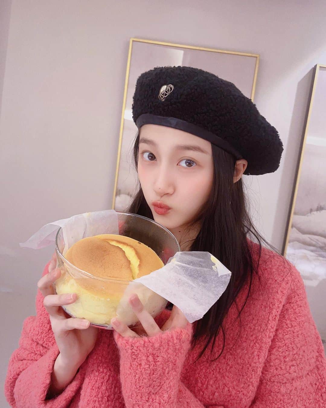 クアン・シャオトン（Guan Xiaotong）のインスタグラム：「第一次做轻乳酪蛋糕 满足🥰🥰🧀️😋 下次试试黑芝麻巴斯克怎么样🧐🧐」