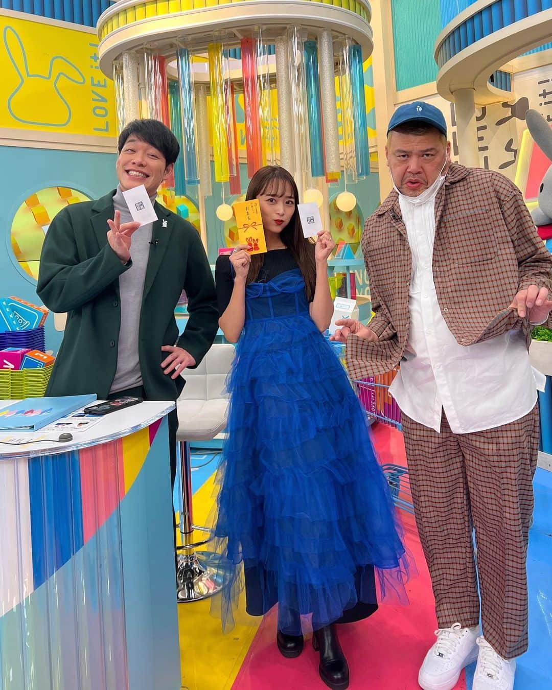 近藤千尋のインスタグラム：「2023年一発目のラヴィットでした🐰💓 川島さんとくっきーさんに お年玉🧧頂きました🥺✨ 優しくて面白くて大好きなお兄さまたち🫶🏻  そしてそして、 本日情報解禁になりました🎉 TBS金曜ドラマ📺 @hyakumankai_tbs   『100万回言えばよかった』に 出演させていただきます🫶🏻☺️ どこかに出てくるから探してみてね💕笑  ラヴィットで、SAKASE🌼ゲームで お祝いしてもらったよ〜❤️笑 なぎぼぉくん、ありがとう&ごめんね🥺笑  金曜日、今日もわちゃわちゃでした❤️‍🔥😍  今年もよろしくお願いします🤲☺️🤍  #近藤千尋衣装  「ラヴィット」 O.A. １／６ one-piece @cfcl_official @maisonspecial_women pierce @threefourtime_official shoes @musel.official」
