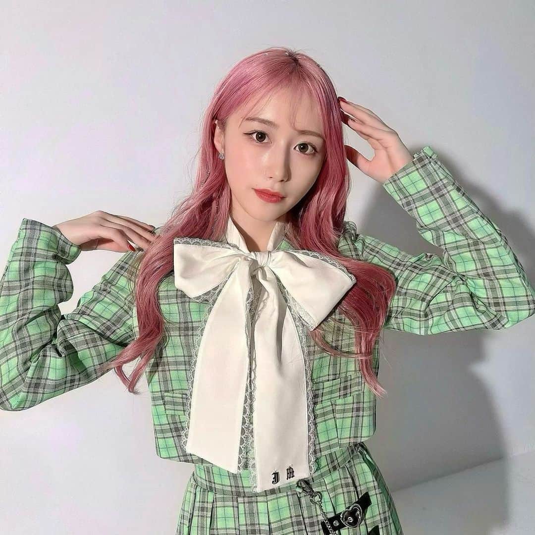 海羽凜のインスタグラム：「_  🎍🌸- ̗̀ 𝐻𝑎𝑝𝑝𝑦𝑁𝑒𝑤𝑌𝑒𝑎𝑟 ̖́-🐰🧧  Jamieエーエヌケー SS collection vol.1  カタログが解禁されました🐇🪄 ailand-store.jp/jamieank/  エーエヌケーさんの可愛いお洋服☺️ ぜひ、ご覧ください ◜~◝⸝⸝💌  #jamieエーエヌケー  #셀카  #얼스타그램 #교복　#코스프레  #粉红色 #可爱  #韓国 #韓国語勉強  #網紅 #ガールクラッシュ #ﾘﾝﾎﾟﾄ」