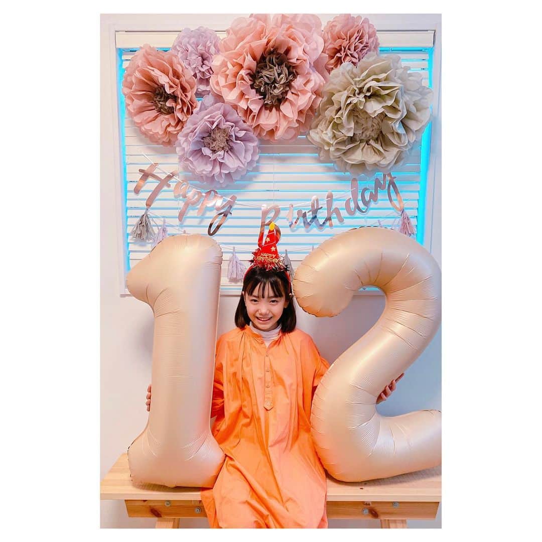 稲垣来泉のインスタグラム：「. 昨日 1月5日 12歳になりました🎂 . . . 今年は中学生になります。 部活や勉強も難しくなるので 戸惑うこともあるかもしれないですが 今しかできないこと！を 一生懸命にやりたいです。 . 周りの方への感謝ができる人になりたいです。 . . . 昨日投稿できなかったのですが 誕生日の日にと DMやコメントなどでたくさんのお祝いの言葉をいただきました。 とってもとっても嬉しかったです。 本当にありがとうございました。 . . . #お誕生日 #1月5日生まれ #12歳 #3歳からケーキ大好き #今日から3学期 学校のお友達もお祝いしてくれて とっても嬉しかった(*ฅ́˘ฅ̀*)♡︎ . お姉ちゃんが写真を撮ってくれましたっ (˵ ˃̶̀ε ˂̶́ ˵)ෆ⃛ お姉ちゃんが「中学生になるから」と用意してくれたプレゼントも嬉しかった(˵ ˃̶̀ε ˂̶́ ˵)ෆ⃛」