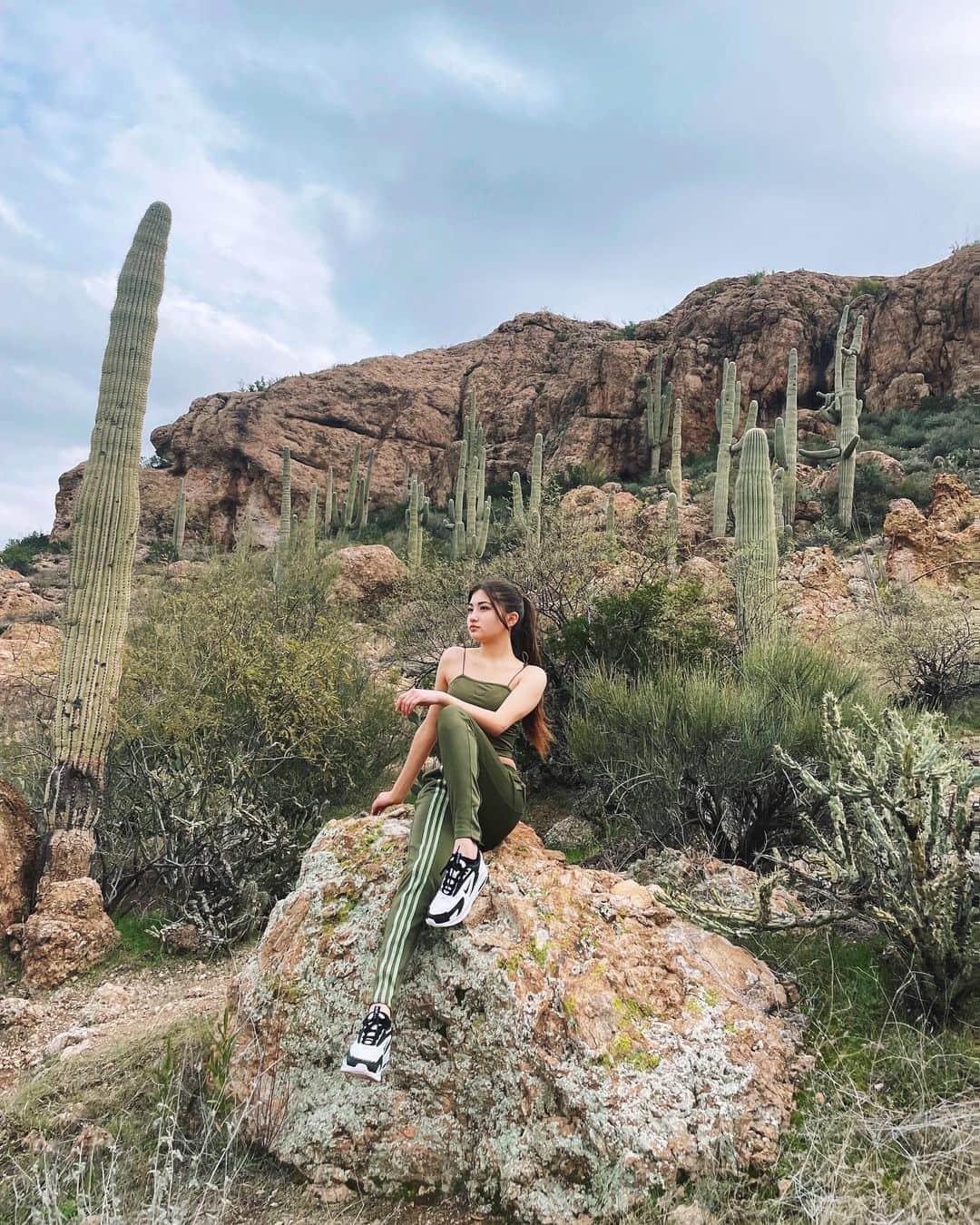 りりあのインスタグラム：「ʜɪᴋɪɴɢ  #ootd #adidas #cactus #arboretum #hiking #サボテン」