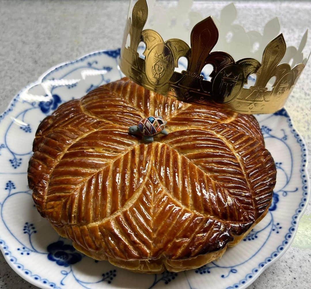 山本ミッシェールのぞみのインスタグラム：「フランスで、新年をお祝いするお菓子、ガレット・デ・ロワを頂きました🥰 美味しかったー！  ガレット・デ・ロワは、フランス語で「王様のガレット」という意味で公現節（1月6日）に家族で切り分けて食べ、フェーヴという陶器のミニチュア が当たった人は王冠を被り、皆から祝福を受け、幸運が1年間継続するといわれます！  今年のフェーヴは、私が当たりましたー😆  陶器の亀🐢がすごくかわいい🥰🥰  #ガレットデロワ  #ガレット・デ・ロワ  #フェーヴ  #フェーブ  #山本ミッシェール」
