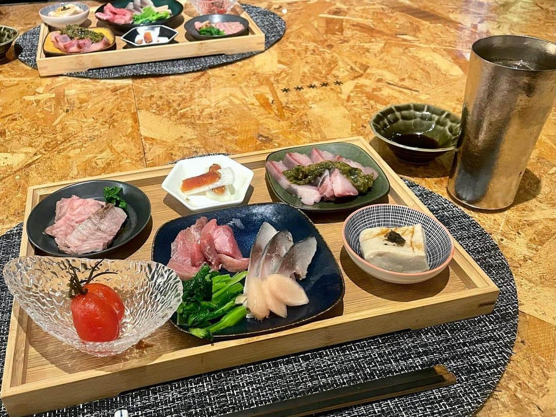 yuco_yoshidaさんのインスタグラム写真 - (yuco_yoshidaInstagram)「父のお店で食材色々頂いた(まぁまぁ無理やり冷蔵庫開けて奪ったともいう)ので誰かご一緒してくれないかな〜と ストーリーでゆるく募集したらまさかの高知のゆうこさんがたまたま大阪に🙄🙄🙄 ほんま言ってみるもんやな〜♡ しずかもジョインして(ほぼ寝てたけど)気がつけば朝5時前まで話してた😂 2023は一緒に渡韓しようね🥹❤️‍🔥 ・ ・ #おうち居酒屋  #お酒のおつまみ」1月6日 13時40分 - yuco_yoshida