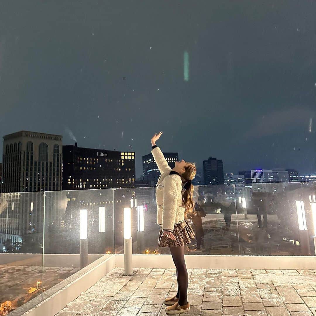 ムン・イェウォンのインスタグラム：「Goodbye 2022 Welcome 2023 Hi Snowflakes Love Kingdom of Love  2022 끝자락에서 아름다운 사람들과 🫶 2023에도 행복하소서 ❤️  📸 @e.uzin 😘」