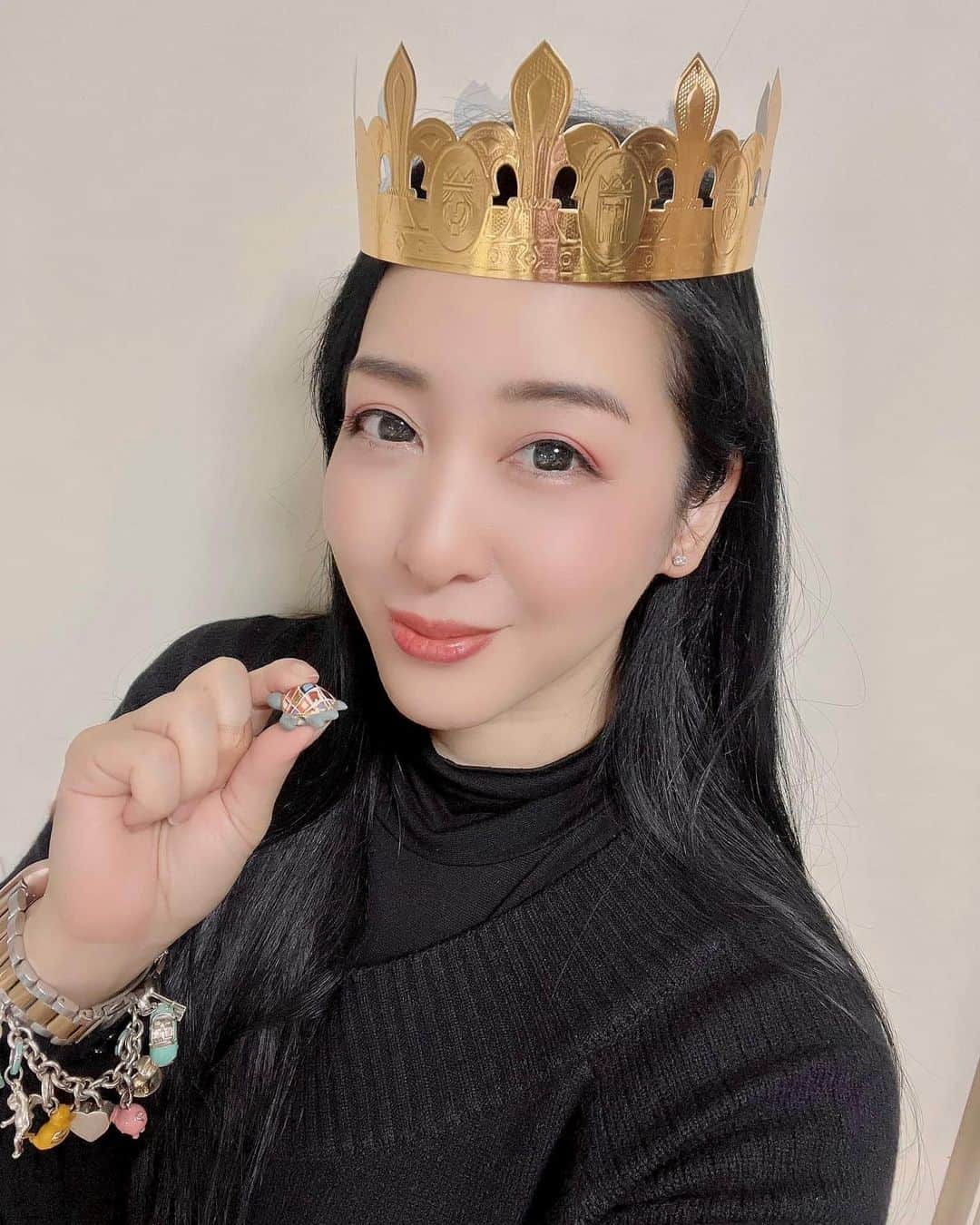 山本ミッシェールのぞみさんのインスタグラム写真 - (山本ミッシェールのぞみInstagram)「👑戴冠式👑  フランスで、新年をお祝いするお菓子、ガレット・デ・ロワの中に隠したフェーヴという陶器のミニチュア が当たった人は王冠を被り、皆から祝福を受け、幸運が1年間継続するといわれます！  今年のフェーヴは、陶器の亀🐢　 かわいい🥰🥰  #ガレットデロワ  #ガレット・デ・ロワ  #フェーヴ  #フェーブ  #山本ミッシェール」1月6日 13時47分 - michelle_yamamoto