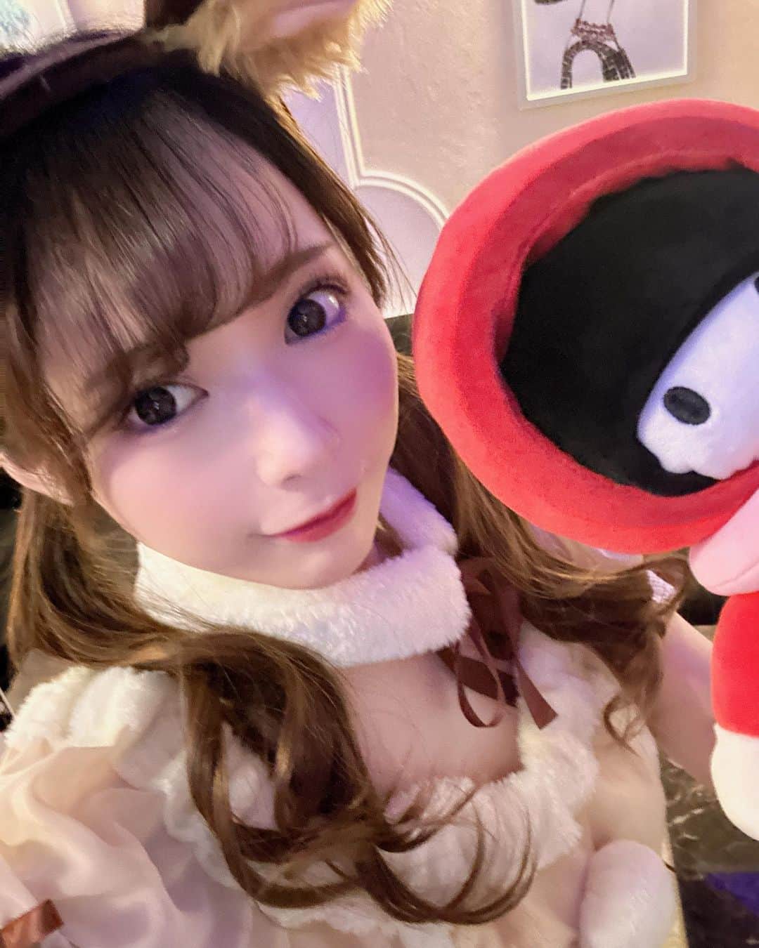 のインスタグラム：「あけましておめでとうございます✨ 去年は色んなコスプレできて楽しかったです☺️❤️  2023年もよろしくお願い致します🎵  #コスプレ #巫女 #サンタ #トナカイ #クリスマス #ガールズバー #歌舞伎町 #新宿 #shinjuku」