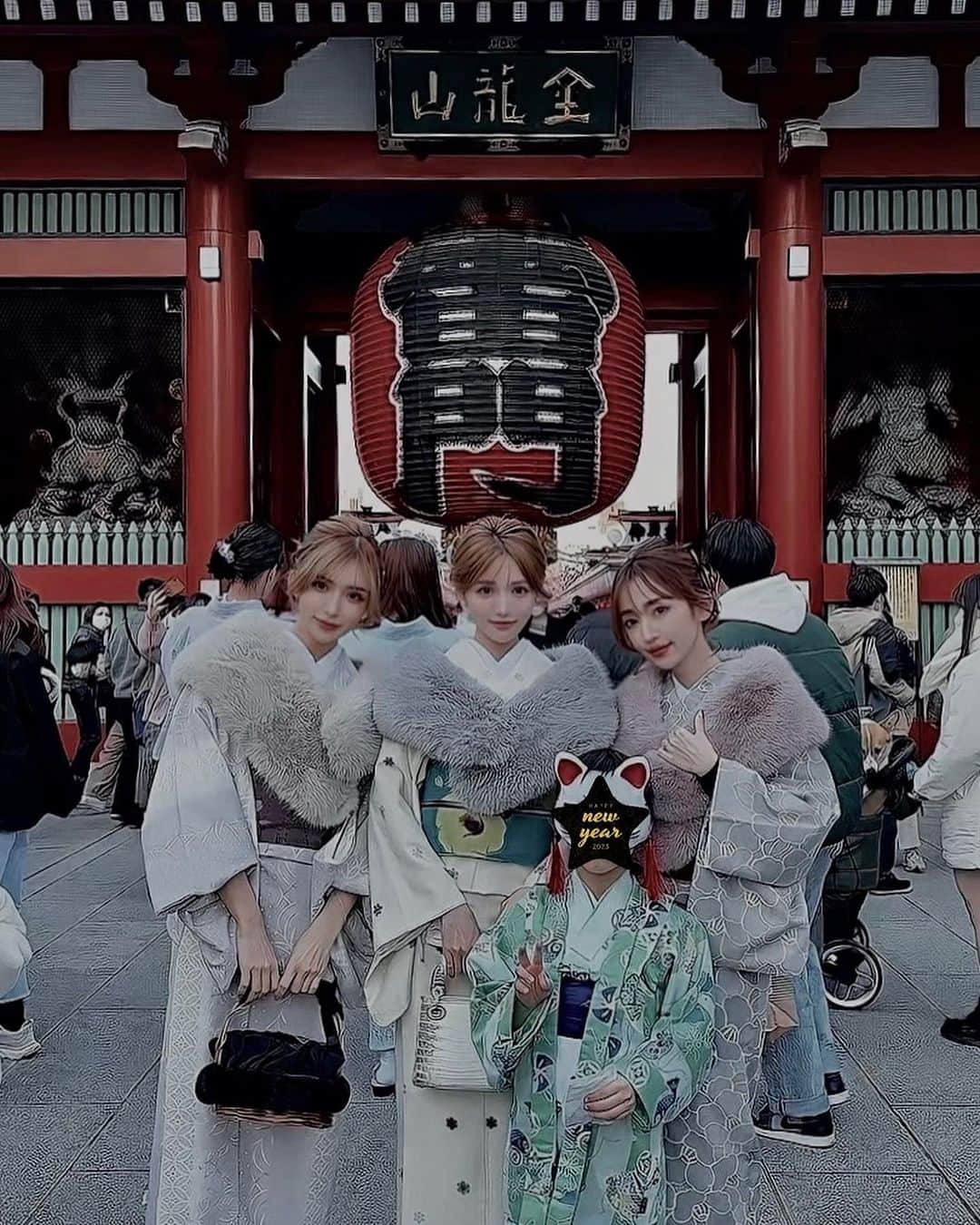 小原優花のインスタグラム：「しずかちゃんと息子くんとかなえちゃんと初詣⛩❤︎  朝から3人で着付けに行ってご飯して浅草寺で参拝しました🥰 しずかちゃんの息子くんに便乗していちご飴買ったよ🍓🍬笑  おみくじは小吉🤏 もうここまできたら絶対に大吉がでないチャレンジとして毎年やっていきたいと思います。笑  最後は人力車で浅草ツアーしてもらって大満足🍡 息子くんも初人力車でニコニコ楽しそうにしててかわいすぎました🥹👦🏻💕  たくさん笑ったお正月で楽しい１年の幕開け☀️🐇 今年もよろしくお願いします🙏🏻💞」