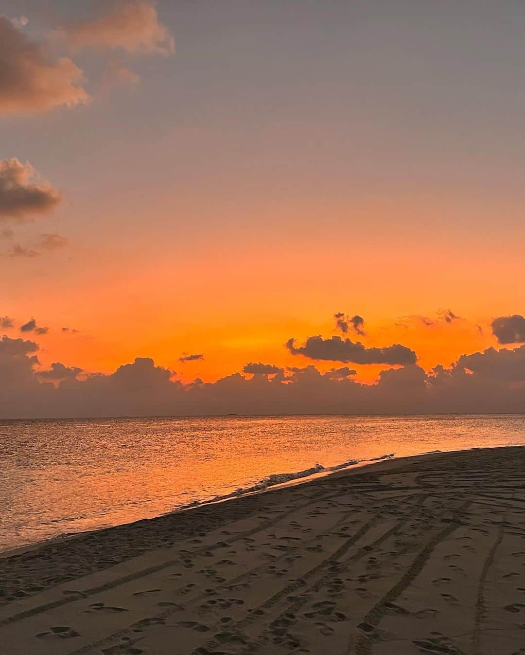 Derek Kaplanさんのインスタグラム写真 - (Derek KaplanInstagram)「From our family to yours, wishing every single one of you a (belated!) happy and healthy 2023!  Trips like these always remind me how incredibly blessed our family is and to always be thankful 🙏🙏. Wishing you all the same ❤️. Ps. Only one storm the entire trip but worth waiting for 😍🙌」1月6日 14時19分 - derekkaplanart