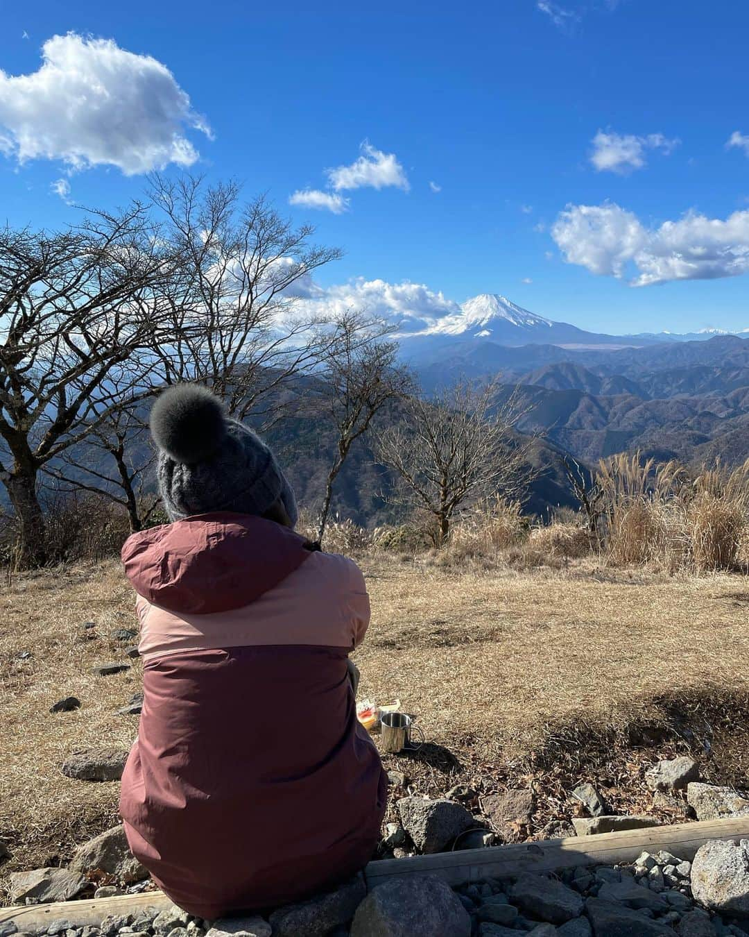 荒川真衣のインスタグラム：「綺麗な景色の写真まだまだあるので載せます！ 鍋割山だから鍋持ってくでしょ！ と張り切って家庭用の小さい鍋 担いで行った😂😂  それでお湯を沸かしてコーヒーを 飲みました☕️ 鍋出す瞬間ちょっと 恥ずかしかったけどいい思い出🫶 いつかあの先に見える 日本一の山に登ります🗻  #鍋割山  #都心から1時間で行ける #お手軽さも魅力 #また行きたいな☺️」