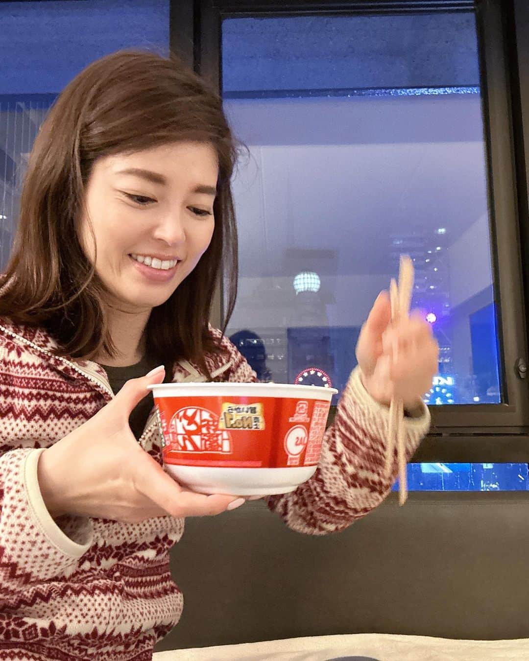 のインスタグラム：「年越し🌙 ホテルのお部屋にて❤️ ４枚目は、Instagram用に撮った＂年越しショット＂📸  #NYC #ニューヨーク #Barbie #バービー #pink #ピンク #ニューヨークで年越し #どこで年を越そうがこの光景 #カップ麺の会社さんありがとう #神田愛花」