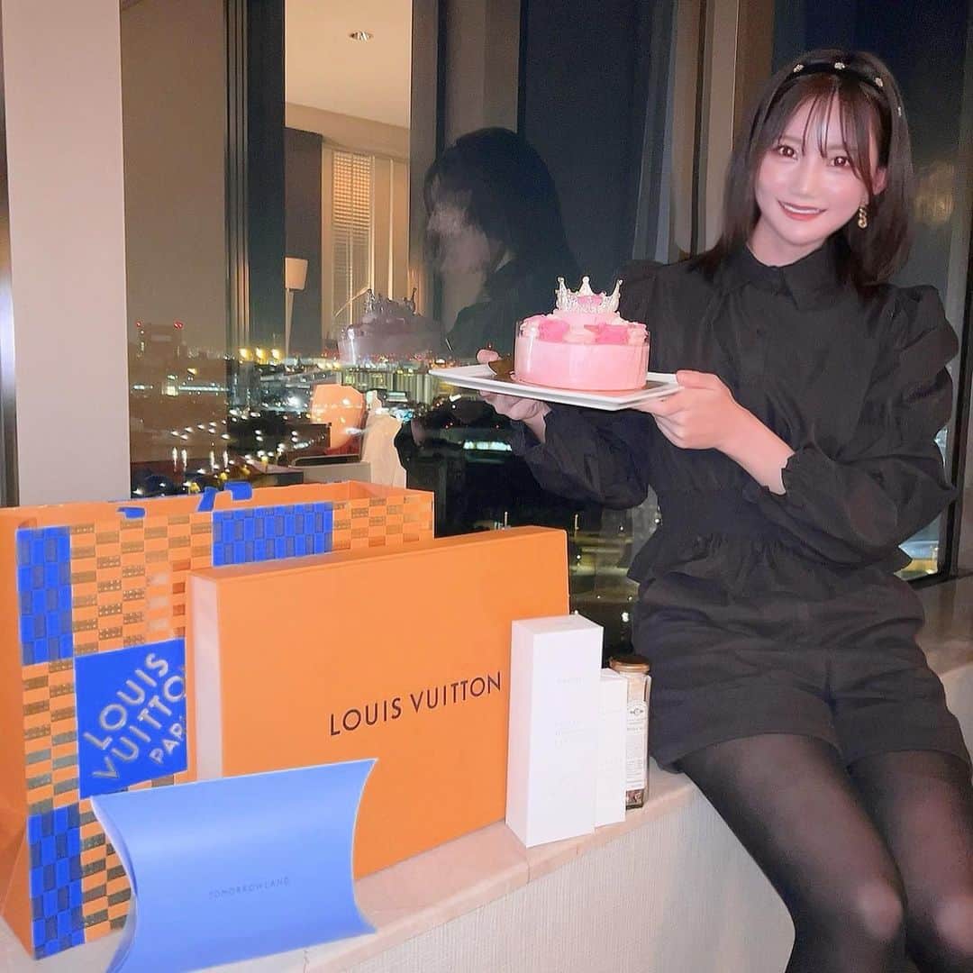 愛咲りりのインスタグラム：「らむこと愉快な仲間たちありがとう🥹💘💞💖🎁  死ぬほど鈍感なので全体的になにも気づきませんでした😼  @yyy3121  らむこはいろんな人や事に気遣いができて感心、、 私には甘えろよ！って思うのになぜかいつも甘えちゃってるごめん笑  #hotel #birthday #東京ベイコート倶楽部 #ホテル」
