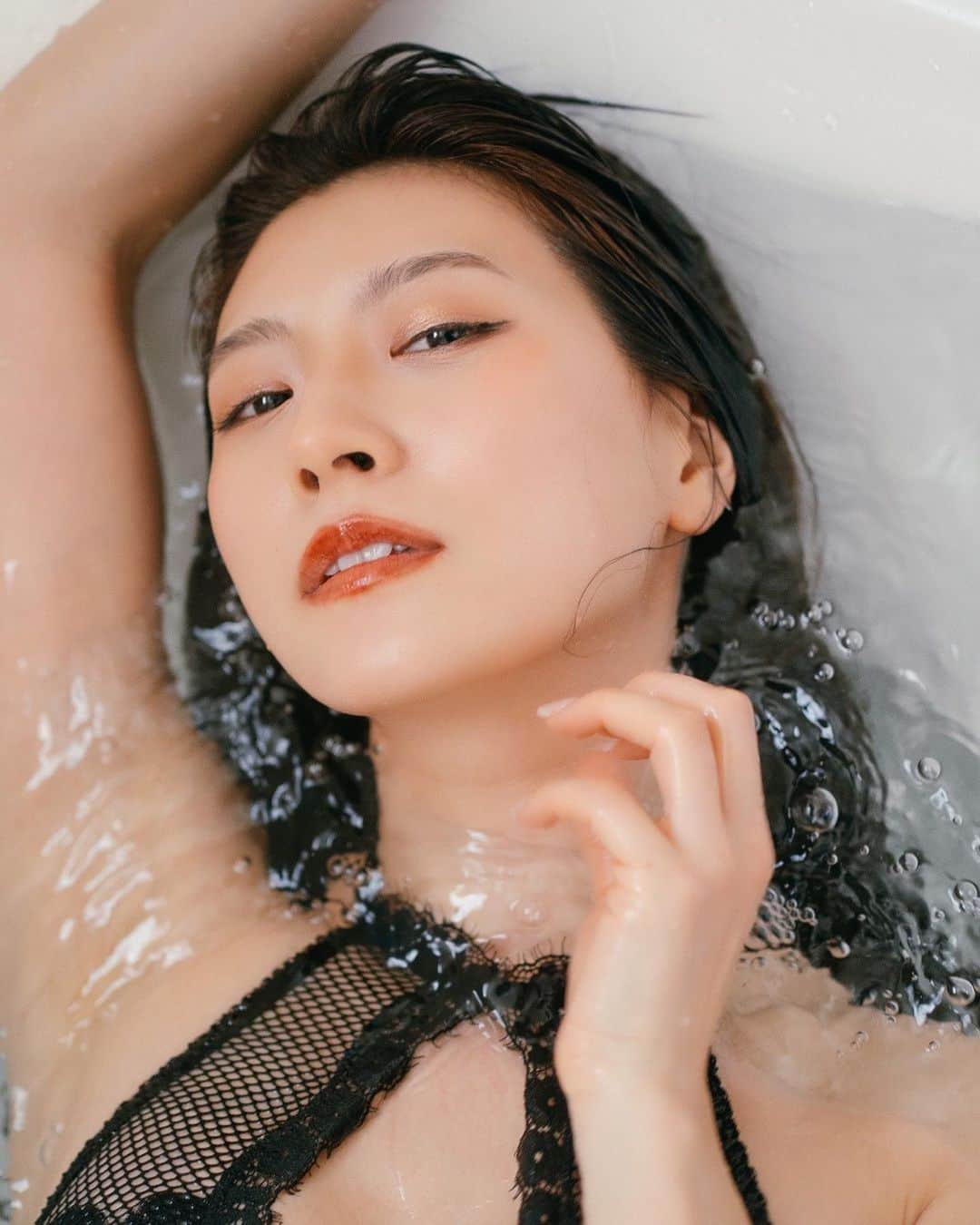 あいみさんのインスタグラム写真 - (あいみInstagram)「🛀  PHOTO @y_tanaka___   📖　https://a.co/625iJ7z  #お風呂 #bath #wet #作品撮り #カメラマン募集」1月6日 7時00分 - aimi_feti