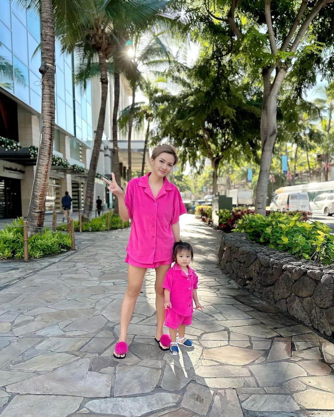 福王寺彩野のインスタグラム：「引きこもってたから全く日焼けしなかったハワイ2023🐰🌺😂🌴  母娘お揃いセットアップは @sunpeonycoconut × @laurenluyendyk 💖  #motheranddaughter #matchingoutfits #momfashion #babyfashion #kidsfashion #babygirl #sunpeonycoconut #hawaii #チビノ #2歳 #女の子ベビー #女の子ファッション #お揃いコーデ #親子コーデ #ママファッション #ハワイ」
