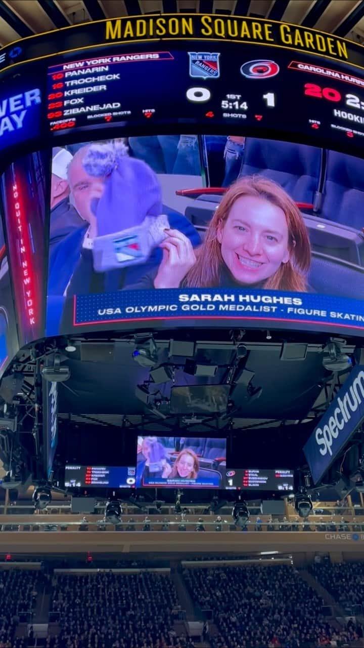 サラ・ヒューズのインスタグラム：「LGR!! 🥅 🏒 💙🗽 (they won!)」