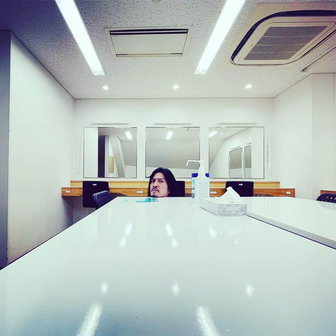 宮島三郎さんのインスタグラム写真 - (宮島三郎Instagram)「おはようございます。 控え室では大体生首を撮ってます、1人です」1月6日 8時47分 - saburo0804