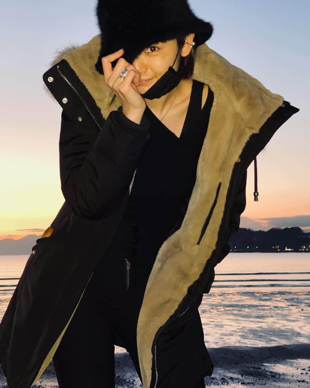 片山萌美のインスタグラム：「🎩  右顔面が 帯状疱疹のため 仕事以外はメイクをしない日々  帯状疱疹は 顔だけでなく 体のどこにできても おかしくないので なんかピリピリするなぁって思ったら 病院へ！（私は皮膚科に行った！） 早い治療で、 悪化するのを防げるみたいです❤️‍🩹  早く皆様に お会いできるよう 頑張ります☺︎✨  #moemikatayama」