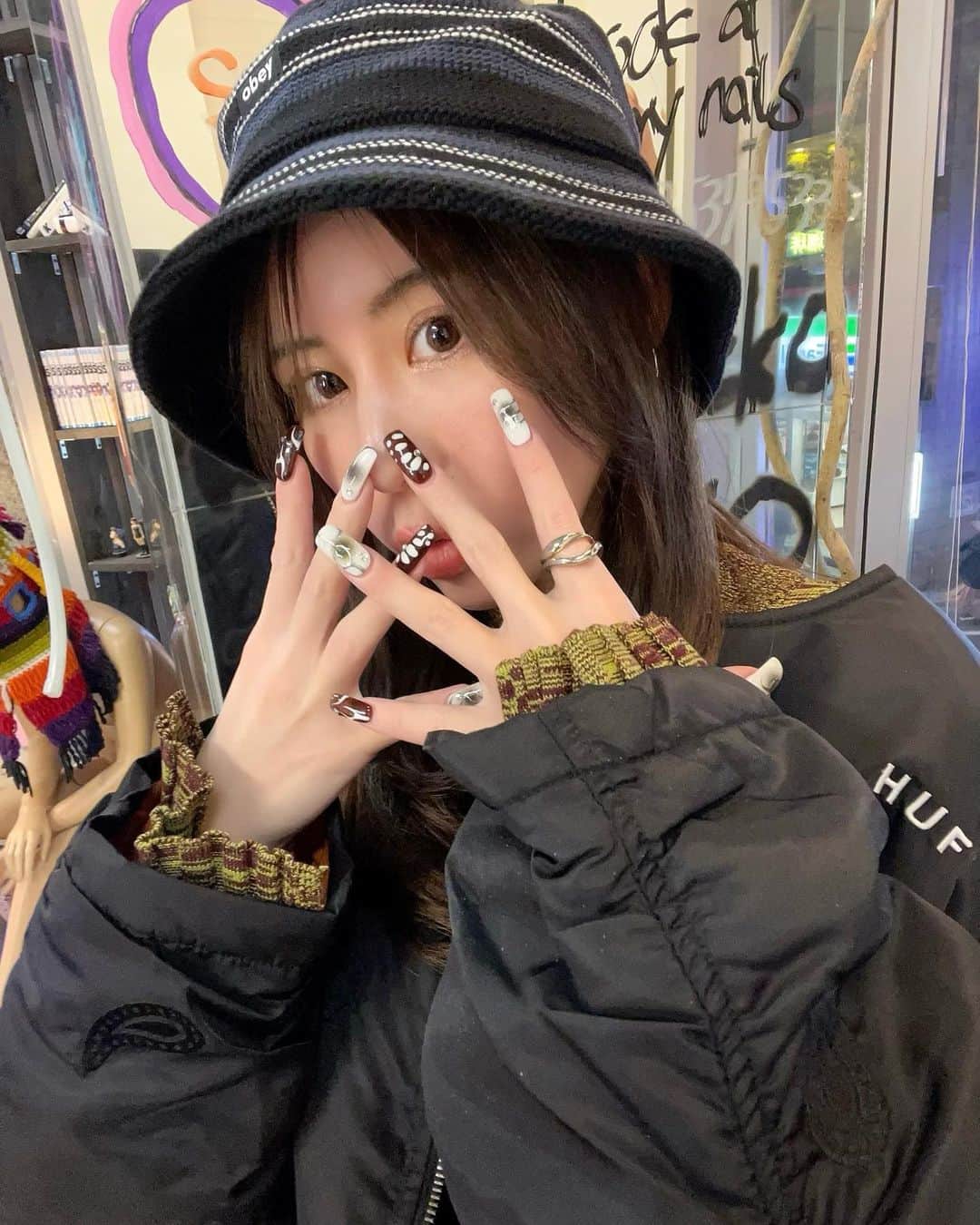 横井美穂のインスタグラム：「ねーるこのごろ @nail.sucre 🖤 #2023 #nail #instalike  #fashion  #ootd」